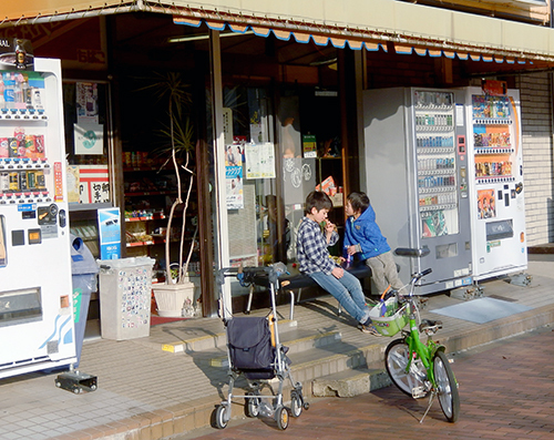 駅前の駄菓子屋さんで 駅前の駄菓子屋さんで