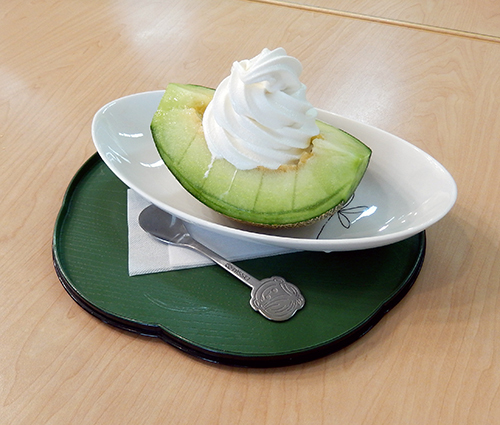丸ごとメロンにソフトクリーム 丸ごとメロンと生クリーム