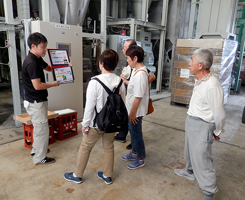 工場内を案内 工場内を見学