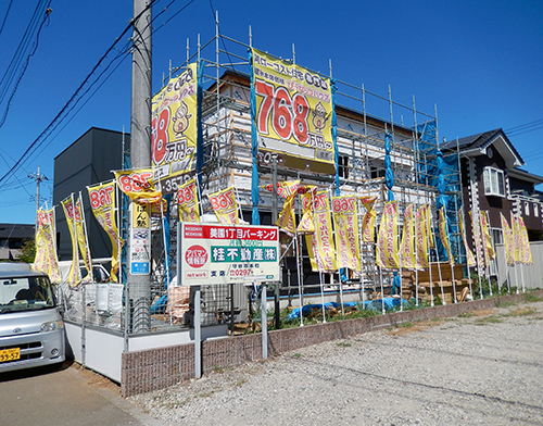 黄色いノボリ旗が整列 黄色いノボリ旗が整列