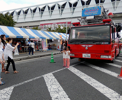 笑ってよぉ01 消防車と01