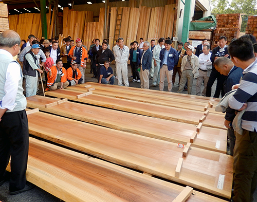 製品市場の競り立ち会い 第37回大紀州材展