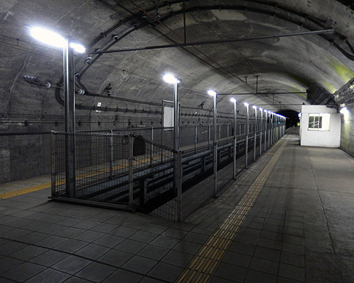 土合駅下り１番線ホーム、越後湯沢方面